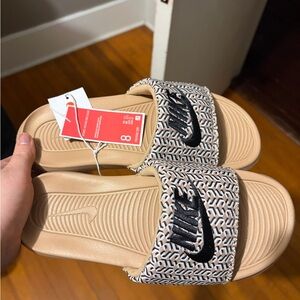 Nike Women's Patterned Beige and Black Sandals